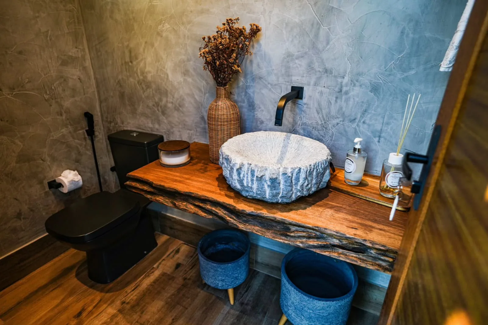 Lavabo assinatura com bancada de madeira maciça e cuba de pedra