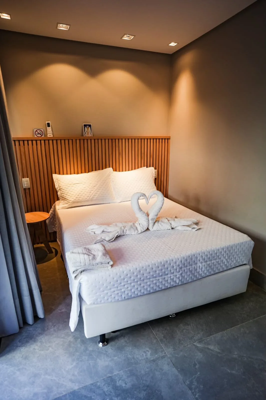 Suíte ampla com cama de casal e climatização