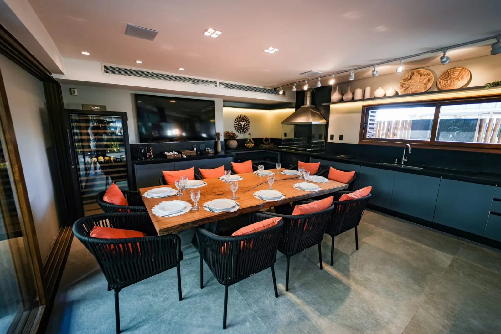 Sala de jantar com mesa para toda a família e cadeiras de fibra