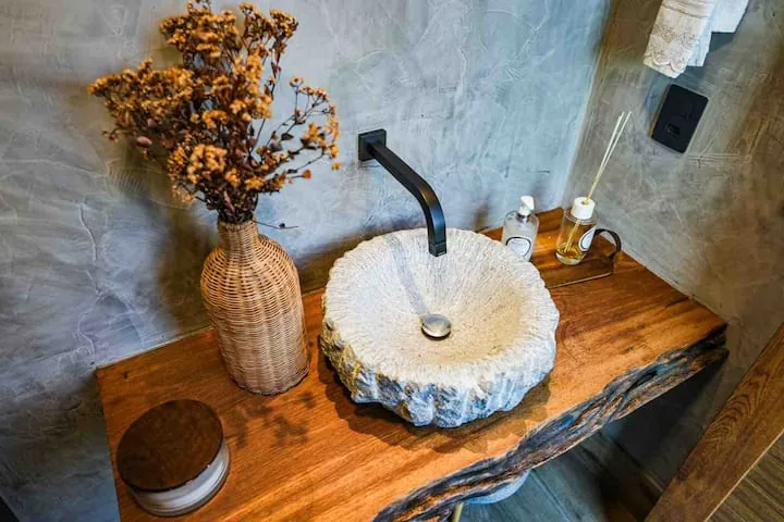 Fachada diurna da Casa 85 em dois pavimentos, com a piscina à frente